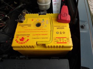 Autobatterie ausbauen und wechseln Autobatterie ausbauen und wechseln