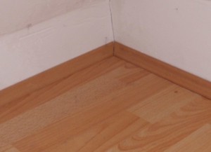 Fussleisten befestigen Anleitung kleben ohne Bohren Fussleisten befestigen Anleitung kleben ohne Bohren