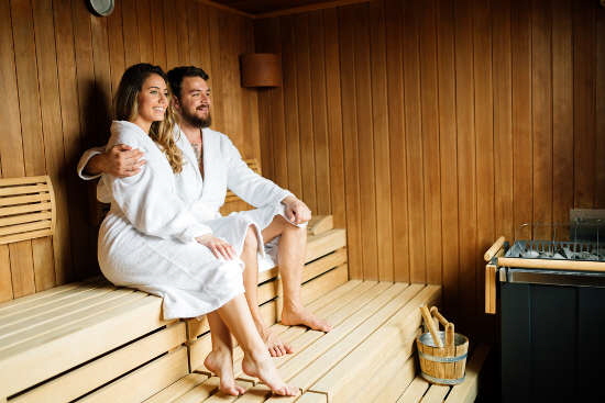 Glückliches Paar in der Sauna zu Hause Glückliches Paar in der Sauna zu Hause