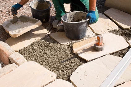 Polygonalplatten im Mörtelbett verlegen