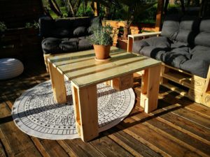 Palettenmöbel selber bauen - Palettenkissen & Palettentische - Frag ... Palettenmöbel selber bauen - Palettenkissen & Palettentische - Frag ...