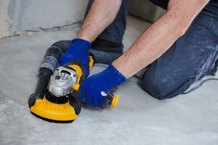 Beton Schleifen vor dem auftragen der Bodenbeschichtung für die Garage