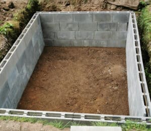 Gartenteich anlegen - Schalungssteine verlegen und betonieren